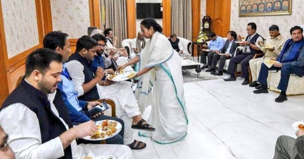 रैली के बाद नेताओं को भोजन परोसते हुए ममता बनर्जी
