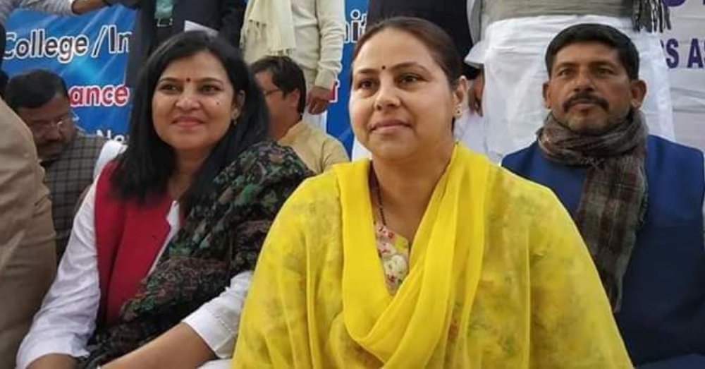 13 प्वॉइंट रोस्टर के खिलाफ प्रदर्शन