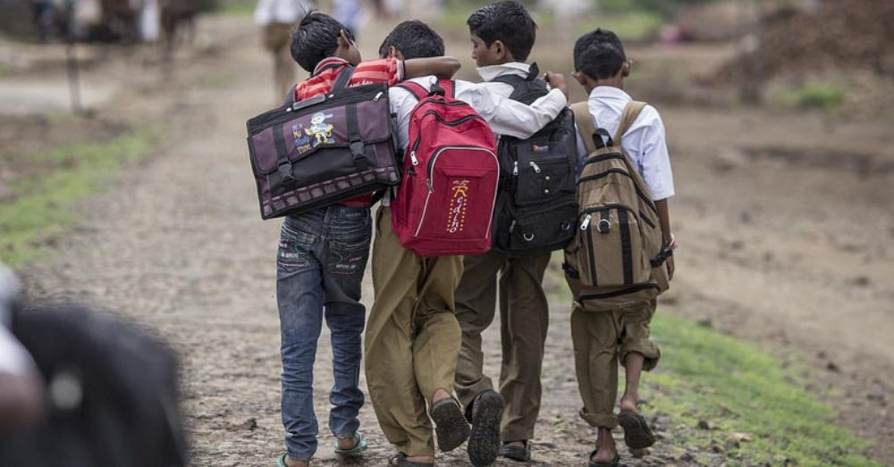 स्कूल जाते बच्चे