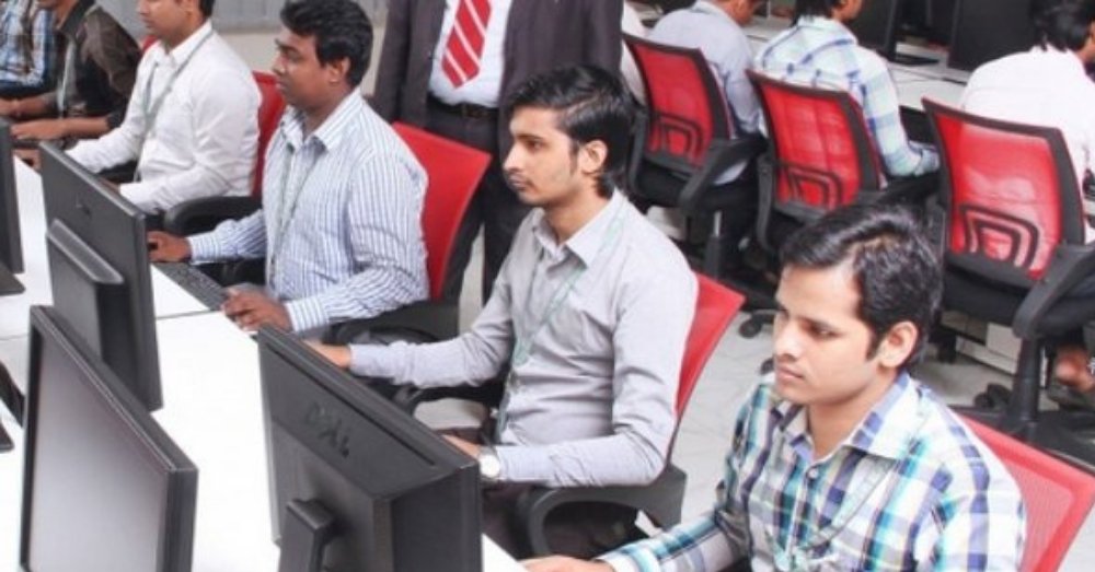 ऑफिस में काम करते लोग