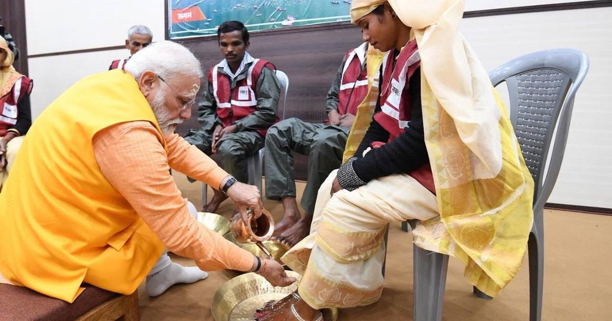 Narendra Modi washes feet of sanitary workers