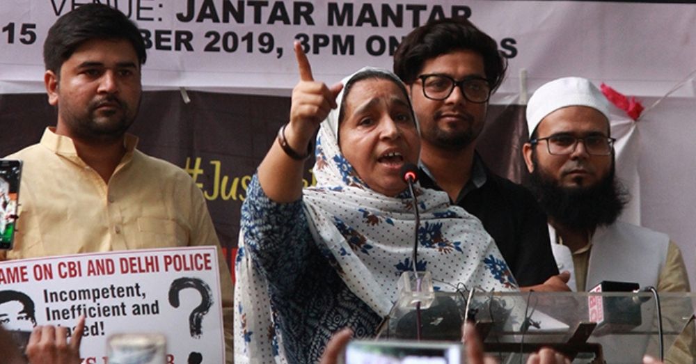नजीब अहमद की माँ फ़ातिमा नफ़ीस जंतर मंतर पर बेटे के लिए प्रोटेस्ट के दौरान