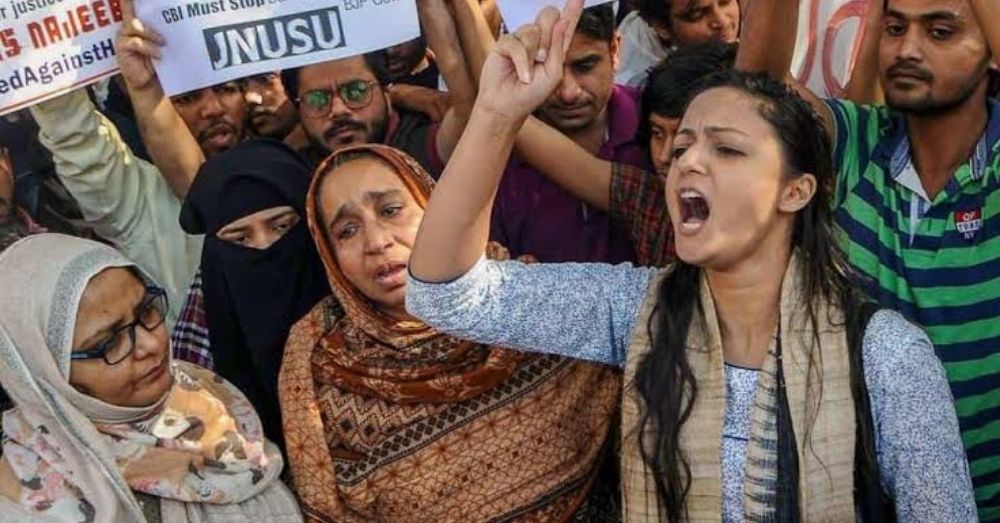 अपने बेटे के लिए छात्रों के साथ प्रोटेस्ट करती फ़ातिमा नफ़ीस